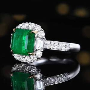 Bague de fiançailles vintage en émeraude naturelle Panjshir, monture halo en or 18 carats avec diamants baguette latéraux et tige pavée de diamants. - Product Image 3