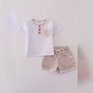Ensemble de shorts à rayures Seersucker marron blanc léger et respirant avec haut assorti Vêtements d'été décontractés pour garçons - Product Image 1