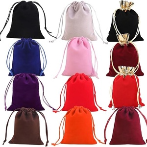 Bolsa de Joyería de Terciopelo Personalizada al por Mayor con Cordón, Diseño Cuadrado Moderno de 7*9cm - Contenedor de Regalo con Logotipo Personalizado - Product Image 1