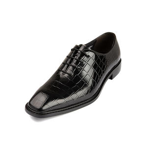 Zapatos formales de negocios para hombre, hechos a mano, de cuero brillante y a la moda. Zapatos de cuero multifuncionales y modernos para hombre. - Product Image 1