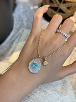 Pendentif en or blanc 18 carats avec diamant Paraiba de laboratoire, pierre principale ovale entièrement pavée, design personnalisé, esthétique de pierres précieuses sur mesure