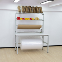 Table de travail d'emballage réglable en hauteur avec étagère de rangement et aménagement ergonomique pour un emballage efficace en entrepôt