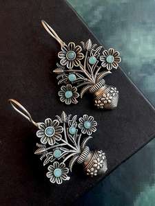 Boucles d'oreilles à tige en pot floral ethnique à la mode pour les femmes oxydées avec finition argentée matériel en laiton bijoux de mode produit en vrac - Product Image 3