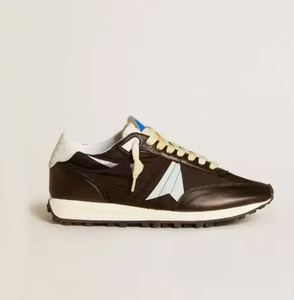 Zapatos de Diseñador, Modernos y Novedosos, Zapatillas con Plataforma Golden Star, Estilo Clásico Doodle, Zapatos Deportivos de Moda en Cuero Blanco y Negro - Product Image 4