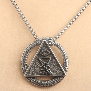 Pendentif triangle Viking en acier inoxydable pour hommes, collier géométrique avec œil, style rétro punk 231021 - Product Image 1