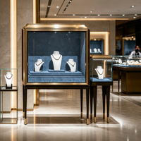 Vitrine de présentation de bijoux sur mesure, en verre avec bordure métallique et doublure en velours bleu, pour magasin de bijoux de luxe
