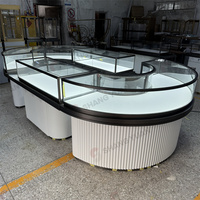 Ensemble de vitrines circulaires pour bijoux, comptoirs en verre incurvé, bordure noire, base blanche pour les intérieurs de bijouteries de luxe