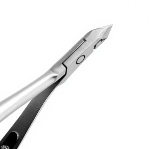 Pince à cuticules Vina Grey en acier inoxydable à biseau VNC-04-GC, manche droit pour le nettoyage des ongles naturels des doigts dans les services de salon - Product Image 1