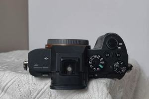 Appareil photo hybride Sony A7R II d'occasion, 42,4 MP plein format, vidéo 4K, bon état, prêt à être expédié - Product Image 2