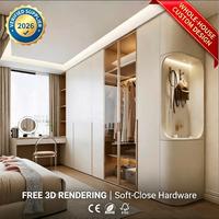 Dressing de luxe à l'italienne, porte vitrée à cadre doré avec éclairage LED intégré, mobilier de chambre sur mesure pour maison et villa élégantes