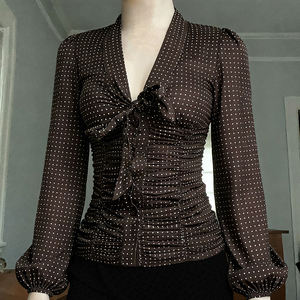 Camisa vintage de manga larga con cuello en V, lazo, botones y pliegues con estampado de lunares, un top versátil y ajustado. - Product Image 1