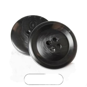 24L 28L 30L 32L Bán Buôn Biểu Tượng Tùy Chỉnh <span class=keywords><strong>4</strong></span> Lỗ Thiết Kế Tên Vòng Nhựa Nút Cho Hàng May Mặc - Product Image 5