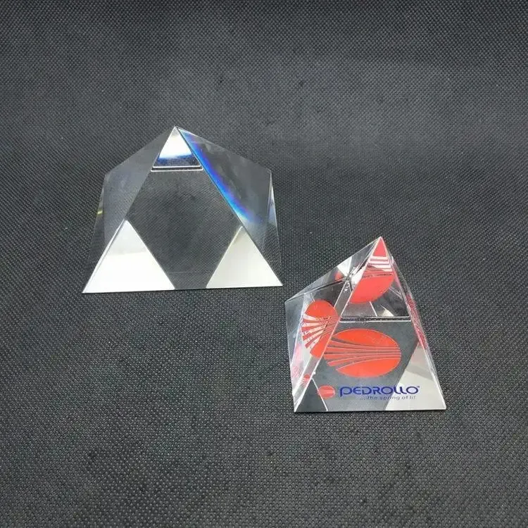 क्रिस्टल डिजाइन का सम्मान सफेद स्पष्ट क्वार्ट्ज आकार का ग्लास एगोट पिरामिड स्मारिका उपहार