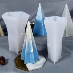 Moule en silicone en forme d'arbre de Noël géométrique pour la fabrication de bougies, de savons et d'objets en résine - Product Image 1