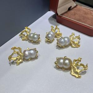 Broche pendentif poisson doré double usage, perles jumelées surdimensionnées, bijoux en argent pur - Product Image 3