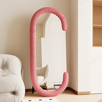 Miroir debout pleine longueur à cadre en velours avec design moderne pour la maison et l'hôtel
