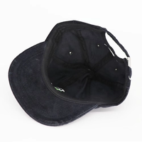 Zwarte logo geborduurde ongestructureerde pet met verstelbare sluiting, casual baseballcap