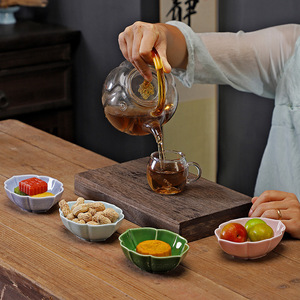 Assiette à fruits en céramique de style chinois en forme de fleur, petit plat à thé et à collations, bol à dessert et à condiments fait main pour la maison et les fêtes - Product Image 3