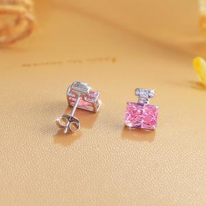 Boucles d'oreilles clous en argent sterling avec zircone rose scintillante en forme <span class=keywords><strong>de</strong></span> flacon <span class=keywords><strong>de</strong></span> <span class=keywords><strong>parfum</strong></span> pour femmes et jeunes filles - Bijoux cadeaux pour mariages et fêtes nuptiales - Product Image 4