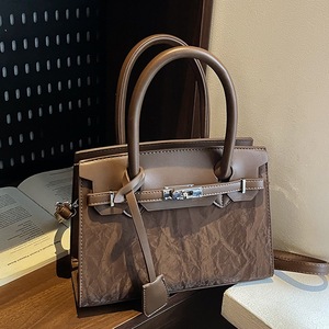 Sac fourre-tout décontracté structuré moderne pour femme - Sac à main texturé inspiré avec fermoir à fermoirs, poignée supérieure et bandoulière amovible en PU - Product Image 1