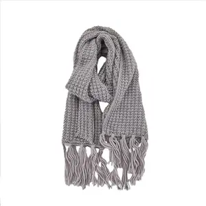 保持温暖的双层厚度毛茸茸的纱线纯色编织针织的妇女冬季围巾与流苏