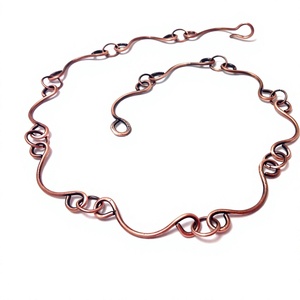 Collar de Cobre Premium Hecho a Mano con un Aspecto Atractivo para Amantes de la Moda Moderna - Product Image 1