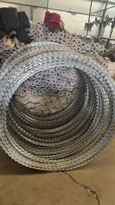 Fil barbelé en spirale de type double croix BTO-22, 450 mm avec 3 clips - Product Image 4