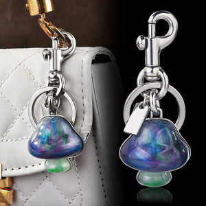 2025 nouveau luxe créatif pendentif mode personnalisé sac pendentif femme en gros coloré champignon porte-clés - Product Image 2