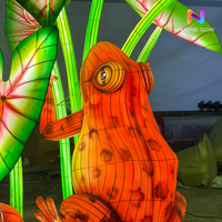 Festival d'éclairage nocturne extérieur du jardin botanique de Pâques avec des grenouilles géantes lumineuses en fer colorées