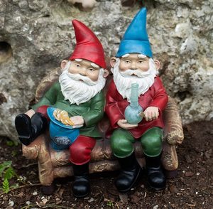 Gnome người bạn tốt nhất ăn khoai tây chiên và hút thuốc đèn giọng - Product Image 2