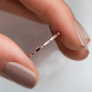 Anelli in Oro Rosa F1231 con Diamanti Taglio Smeraldo Colore G Naturale Gioielli da Fidanzamento per Donne Design Impilabile - Product Image 2