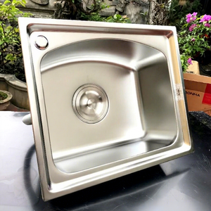 Évier de cuisine encastré à cuve unique en acier inoxydable SUS304, fait main, durable, avec bord carré, finition brossée, coussinets insonorisants inclus - Product Image 1