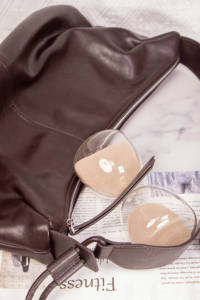 Bolso de hombro cruzado de piel de oveja curtida vegetalmente color café con cristales, estilo casual y relajado, con cierre de cremallera y forma de media luna. - Product Image 2