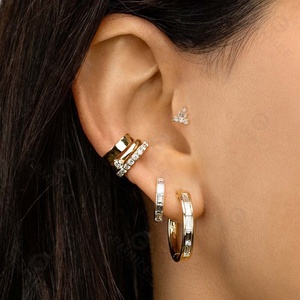 Gemnel asymétrique forme caractéristiques un <span class=keywords><strong>blanc</strong></span> diamant flanqué des deux côtés par diamant rond assommoirs chic boucles boucle d'oreille - Product Image 6