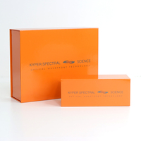 Boîte cadeau en carton rigide orange avec logo personnalisé, fermeture magnétique et insert en mousse