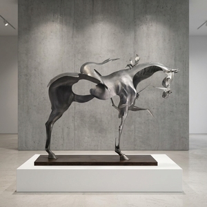 Escultura de Caballo en Acero Inoxidable con Acabado Mate y Base de Piedra - Product Image 3