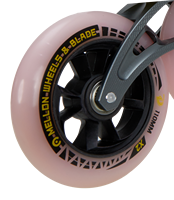 Chaque patin à roulettes en ligne professionnel roule les roues de chaussures de patinage de vitesse pour des adultes de patins de vitesse
