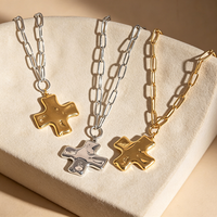 Collier en acier inoxydable plaqué or 18 carats avec pendentif croix martelé classique et chaîne trombone