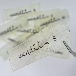 Etichette in Organza Stampate Personalizzate con Logo, Basso MOQ - Stampa Nitida, Alta Resistenza del Colore, Adatte per Abiti, Gonne, Camicette e Abbigliamento - Product Image 2