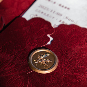 Carte d'invitation <span class=keywords><strong>de</strong></span> <span class=keywords><strong>mariage</strong></span> <span class=keywords><strong>de</strong></span> luxe en velours rouge bordeaux, découpée au laser, avec sceau <span class=keywords><strong>de</strong></span> cire doré - Product Image 3