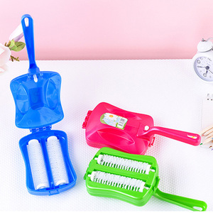 <span class=keywords><strong>2024</strong></span> produits chauds Mini brosse à miettes de nettoyage de rouleau en plastique avec poignée pour enlever les peluches de vêtements et brosse à poussière en PP - Product Image 4