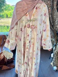 J-269 <span class=keywords><strong>Abaya</strong></span> musulmane en satin à imprimé floral tulipe, ensemble deux pièces, <span class=keywords><strong>grande</strong></span> <span class=keywords><strong>taille</strong></span>, élégante |   Robe modeste en satin de luxe, couleur pastel - Product Image 4