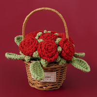 Geschenkartikel: Handgefertigte, umweltfreundliche, gehäkelte Rosenkörbchen aus Wollgewebe mit mehreren Blüten für den Vatertag – farbenfrohe, handgemachte Blumenkörbchen