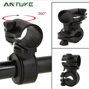 Clip ajustable <span class=keywords><strong>para</strong></span> luz de <span class=keywords><strong>bicicleta</strong></span>, soporte giratorio de 360 ​​grados <span class=keywords><strong>para</strong></span> <span class=keywords><strong>linterna</strong></span> de ABS negro, <span class=keywords><strong>para</strong></span> manillar de <span class=keywords><strong>bicicleta</strong></span> y uso en cinturón - Product Image 5