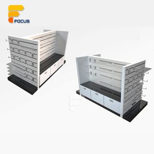 Espositore a doghe bianco con ripiani regolabili per riporre prodotti al dettaglio - Product Image 3