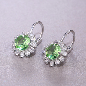 Orecchini a Perno con Gemma Verde in Argento 925, Taglio Brillante Rotondo, Design a Fiore, Montatura a Griffe, Classici da Donna per Uso Quotidiano - Product Image 5
