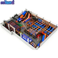 Entreprise de construction clé en main pour un parc de trampolines de 500 à 1000 m² avec mur d'escalade, parcours ninja et zone de slam dunk pour club de trampolines