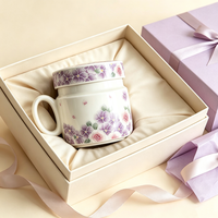 Mug en céramique florale violette de 400 ml avec couvercle et couvercle Mara, design européen, mug à café et à thé en porcelaine réutilisable