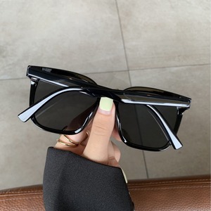 Lunettes de soleil Qianai unisexes, monture carrée, verres PC noirs brillants, protection UV 100 % pour le soleil, les voyages et la conduite - Product Image 3