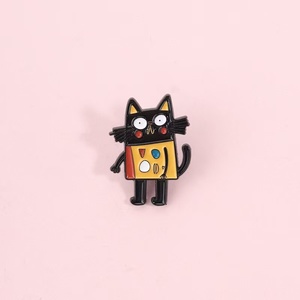 Broches en métal en gros, motifs de chats de dessin animé créatifs et uniques, broches souvenir originales, accessoires en métal pour vêtements - Product Image 2
